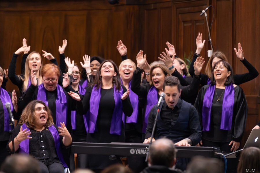 coro che canta con pianista davanti - gruppo gospel move