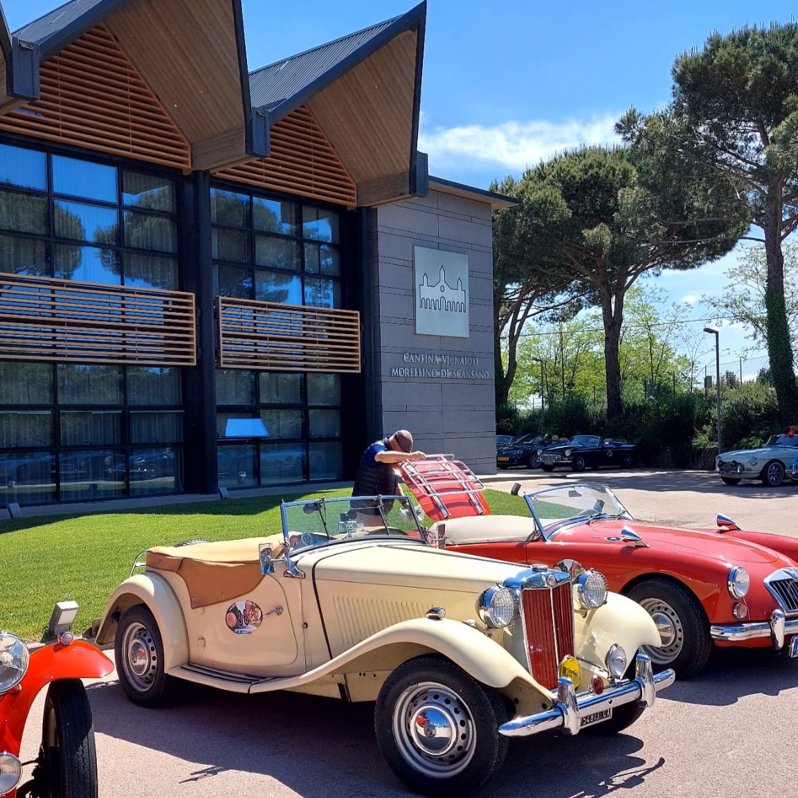 WhatsApp Image 2024-06-03 at 17.56.10 auto d'epoca davanti alla cantina