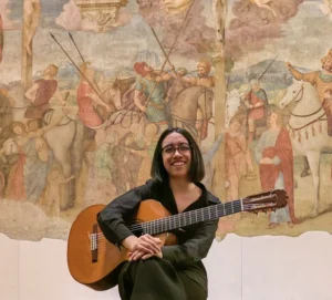 Giovanna Carrillo Fantappiè con in mano la sua chitarra