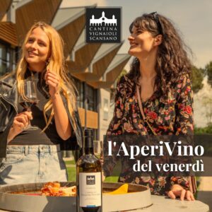 locandina dell'aperivino del venerdì edizione 2025. Nell'immagine ci sono due ragazze che sorridono davanti a una bottiglia di vino