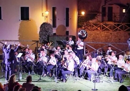musicisti di orchestra suonano all'aperto